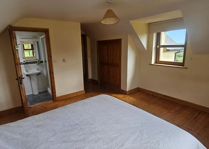 Beacon View House 4-beds Sleeps 8 Parking * Church Cross