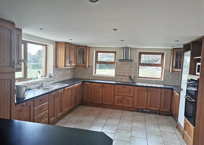 Beacon View House 4-beds Sleeps 8 Parking